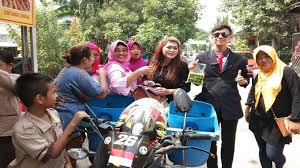 Berikut ini adalah beberapa penjual keliling yang zaman sekarang mulai sulit ditemukan, seperti dihimpun brilio.net dari berbagai sumber, jumat (27/3) profesi tukang kapuk dulu biasa keliling kampung dengan membawa sepeda dengan satu karung kapuk serta peralatan jahit. Penjual Tahu Keliling Ini Jadi Idola Emak Emak Omzetnya Melonjak Ternyata Ini Rahasianya Surya