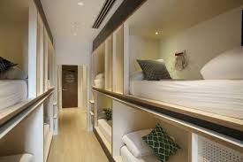 Ces Auberges Jeunesse Qui Vous Feront Revoir Votre Definition Du Mot Partie 1 Auberge De Jeunesse Petit Espace Chambres Collectives