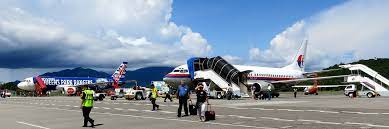 Lapangan terbang antarabangsa kuala lumpur atau dalam bahasa inggerisnya kuala lumpur international airport juga dikenali sebagai klia. Lapangan Terbang Langkawi Langkawi