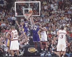Bryant had routinely made the same flight from his home on the coast to the camarillo airport. Si Photo Blog Kobe Bryant And Shaquille O Neal Attempt To Grab A