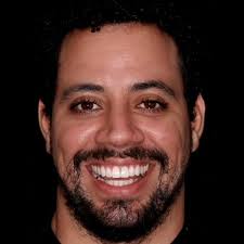 Havia um dente escuro no meio do...