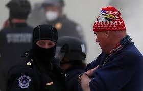 قال قائد إدارة شرطة العاصمة الأمريكية واشنطن، روبرت كونتي إن أربعة أشخاص لقوا حتفهم داخل الكونجرس واعتُقل 52 بعدما اقتحم أنصار الرئيس دونالد ترامب المبنى محاولين منع التصديق على فوز الرئيس المنتخب جو بايدن. 3iztvmimdmrogm