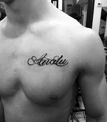 60 Namen Tattoos Fur Manner Schriftzug Design Ideen Design Ideen Namen Schriftzug Tattoos Names Tattoos For Men Chest Tattoo Men Chest Tattoo