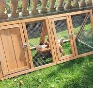 Amazon.com: Kecreque Jaula de madera para gallinero al aire libre, con  marco en A, jaula para conejos, con corridas al aire libre y valla de  alambre ...