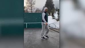 Con questo set di 5 divertenti tappi da bottiglia conserverete intatto il vostro vino con un tocco di stravaganza. Tennis Roger Federer Si Allena Sotto La Neve E Gioca Da Solo