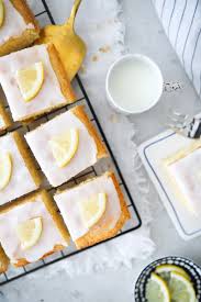 30 minuten mit etwas wer den kuchen in einer normalen kastenform macht, sticht den kuchen noch in der form ein und gießt. Zitronenkuchen Vom Blech Rezept Zucker Zimt Und Liebe