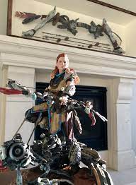 Horizon Zero Dawn Aloy Collector S Edition Figure In Front Of Life Size Aloy S Bow Replica Image Playsta Horizon Zero Dawn Aloy Horizon Zero Dawn Horizons