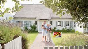 In blind gekocht vertrouwen zes koppels al hun spaarcenten blind toe aan aankoopmakelaar bea en interieurarchitect bart, die zo hun woonlot bezegelen. Blind Gekocht Libelle
