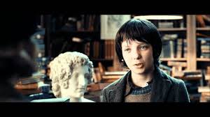 He tends to the clocks in a train station in paris and frequently steals items from various station shops until he is caught by georges méliès. Hugo Cabret Trailer Italiano Youtube