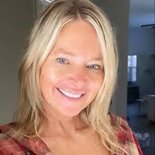 Shelly Hart's Instagram, Twitter & Facebook