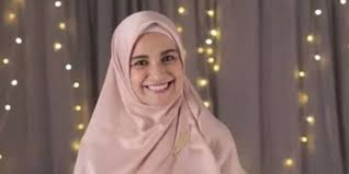 Sebelumnya, ibu dua anak ini juga jadi. Cara Memakai Jilbab Segi Empat Untuk Sehari Hari Simpel Namun Tetap Modis Merdeka Com