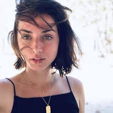 Qui dirais-tu a le visage le plus attirant, au naturel, sans maquillage et  pourquoi ? Barbara Palvin ou Ana De Armas. : r/VindictaRateCelebs