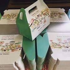 Meja ini hanya menggunakan 2 buah kaki dan 2 buah kotak dengan lubang ditengah tersebut berfungsi sebagai dudukan kaki meja. Photo