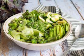 Salade Verte Originale J Adore Creer Des Assiettes Originales Cette Fois Elle Sera Toute Verte Voici Une Salade V Recette Salade Verte Salade Verte Salade