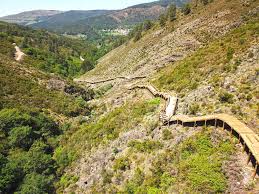As atrações nas proximidades incluem passadiço da ribeira das quelhas (7,5 km) e les jardins de la quinta das mil flores (6,7 km). Novo Passadico Na Serra Da Lousa Promete Ser A Proxima Sensacao Em Portugal Ta Bonito