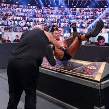 Photos Mcintyre Orton Brutalize Each Other In Wwe Title Ambulance Match Randy Orton Wwe Wwe Orton