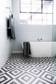 Minimalist Designed Aadezimmer Black And White Tiles On The Floor Minimalist Designed Aade Altbau Fliesen Badezimmer Fliesen Kleine Badezimmer Inspiration