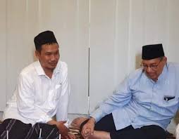 Berikut puisi gus mus yang tulis di akun fbnya. Gus Baha Manusia Kitab Abad Ini Dan Santri Kesayangan Mbah Moen Gomuslim