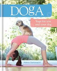 飼い主がヨガを始めると、犬もリラックス！ ― 愛犬とヨガを楽しむ教本「Doga:Yoga for you and your dog」 [えんウチ]