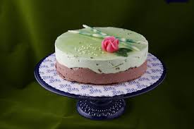 Denna ljuvligt goda tårta passar både som tjusig och praktisk efterrätt och som tårta till ett glatt födelsedagsbarn. Erkstun Mandelbotten Tarta Fladermoussetarta Efterrattsrecept Goda Tartor Glutenfri Tarta I Botten Gommer Sig En Glutenfri Brownie Som Ar Toppad Med Ett Lager Av Hallonpannacotta Och Sen Har Jag I En
