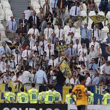Obwohl anfangs sehr stark von einer linksgerichteten protestkultur geprägt, . Casual Ultra Hellas Verona Fans Dressed In Suit And Tie Facebook