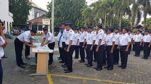 Bagi pegawai terminal/depo hasil pungli dapat digunalan tambahan umr sedangkan aksi premanisme di jalan pelabuhan bahkan bisa menjadi sumber pendapatan utama bagi pelakunya. Fanni Azenblogom Gaji Pegawai Pelabuhan Tanjung Priok Gaji Tinggi Dan Mogok Karyawan Ada Apa Di Jict Kini Sudah Tersedia Jalur Alternatif Baru Bagi Pemudik Lebaran Atau Penumpang Tujuan Lampung Tanpa Melalui