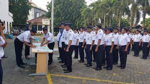 Mereka mengincar para sopir kontainer, serta perusahaan jasa ekpedisi. Gaji Pegawai Pelabuhan Tanjung Priok Polres Dan Balai Besar Karantina Pertanian Pelabuhan Listrik Beku