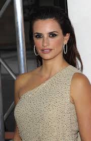 Coiffurefemmecheveuxmilongfrangecotecheveux coiffure aller à le court plaqué les cheveux sont plaqués soit en arrière, soit sur un côté avec des produits coiffants. On Imite L Effet Cheveux Mouilles De Penelope Cruz Paperblog