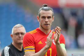A rounded bundle or package of goods in a cloth cover, and corded for storage or transportation. Gareth Bale Merasa Terhormat Bisa Jadi Kapten Wales Di Euro 2020 Antara News Bengkulu