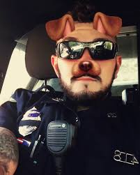 Police officer takes selfies with lost dogs to locate owners