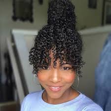 15 Coiffures Bouclees Avec Frange Cheveuxpopulaires Curly Hair Styles Naturally Natural Hair Styles Curly Hair Styles