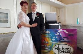 Brautpaar Vor Dem Diskopult Dj Rugen Dj Fischer Spezial In 2020 Hochzeitskleid Spitze Kleid Hochzeit Hochzeits Dj