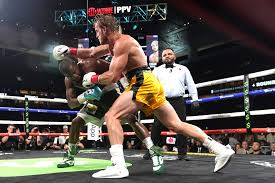 Fecha del evento y contrato de mayweather. Floyd Mayweather Jr No Cumple Promesa De Noquear A Logan Paul Que Se Mantuvo De Pie Como Pudo En Exhibicion Los Angeles Times