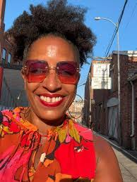 Julie Dexter's Instagram, Twitter & Facebook