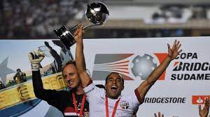 Kkk, o jogo só teve 1 tempo e foi marcado por muita pancadaria por parte do tigre, aula de como apenas jogar bola pelo são. Assim Era A Escalacao Do Sao Paulo Campeao Da Sul Americana De 2012 Confira