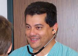 Pediatra latino recibe reconocimiento en Texas