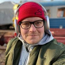 Tuli testattua ekan kerran Pinsami pinsa valmispohjaa Diavola pizzaan.  Helppo ja ihan hyvä jos tykkää vähän paksummasta pohjasta. Toi nduja oli  myös ekaa kertaa testissä ja paljon tulisempi ja parempi kuin Pirkan