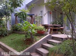 Foto teras rumah minimalis, teras minimalis sederhana, contoh tiang teras, teras tempat tinggal minimalis tampak depan, model teras tempat tinggal. Tips Mendesain Teras Lahan Sempit Agar Nampak Lapang