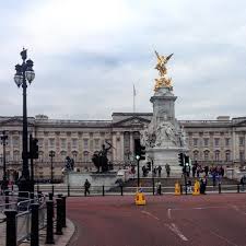 صباح الخير من بي بي سي هنا لندن صورة لقصر باكينغهام الملكي في وسط العاصمة البريطانية لندن بي بي سي London Bucki Instagram Instagram Posts Landmarks
