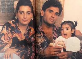 Watch online free athiya shetty movies | putlocker on putlocker 2019 new site in hd without downloading or sooraj (sooraj pancholi) is a gangster of mumbai who meets radha (athiya shetty). Post The Song Release Athiya Shetty Posts An Adorable Throwback Picture With Parents Suniel Shetty And Mana Shetty Bollywood News Bollywood Hungama