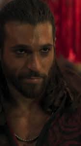 Colegul lui Alex Mazilu, un reporter celebru, moare făcându-și datoria. Cu  câteva zile înainte de Crăciun, Alex face un material despre viața  acestuia, cu ajutorul fiicei rămase acum fără tată Vezi ,,Breaking