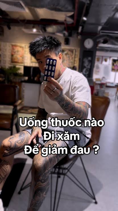 Minh họa quá trình xăm hình trên da và dụng cụ xăm trong môi trường chuyên nghiệp
