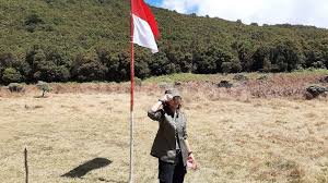 Pengibaran bendera merah putih ini merupakan yang pertama kali dilakukan di puncak gunung bungkuk bengkulu tengah. Adinda Thomas Cerita Harunya Kibarkan Bendera Merah Putih Di Gunung Suara Banten