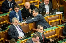 Önkormányzati képviselő lőtt meg egy nőt. Schiffer Andras Beult A Jobbik Frakcioba 24 Hu