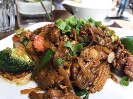 Thai Metro Fitzrovia Mains From 6 50 Cheap Thai Food Where The Express Lunch Mon To Friday For 3 Courses Is Just 10 50 Cheap Eats London Eat Cheap Eats