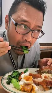 Akhirnya nyobain juga bebek peking halal legendaris di Beijing! Namanya  Hong Bin Lou, salah satu restoran Muslim tertua di kota ini — dan yes,  sertifikasi halalnya resmi. Begitu masuk, langsung kerasa nuansa