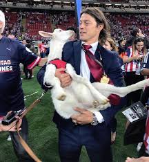 Las chivas no tienen un defensa central para el inicio de temporada y según la publicación al delantero no le desagrada la idea, luego que su intención es elevar su nivel y buscar un lugar para la próxima copa del mundo con la selección de gerardo martino. Golpe Bajo Directiva De Chivas Pone A Almeyda Con Un Pie Fuera Del Equipo La Gambeta