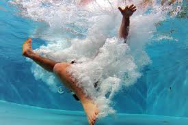 Eure : un enfant de 2 ans, placé en famille d'accueil, meurt noyé dans une  piscine privée