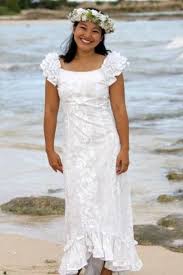 The Holoku Is A Simple Native Hawaiian Wedding Dress Hawaiian Wedding Dress Traditional Hawaiian Wedding Dress Wedding Dress Outfit