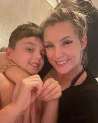 Stephanie Coelho's Instagram, Twitter & Facebook